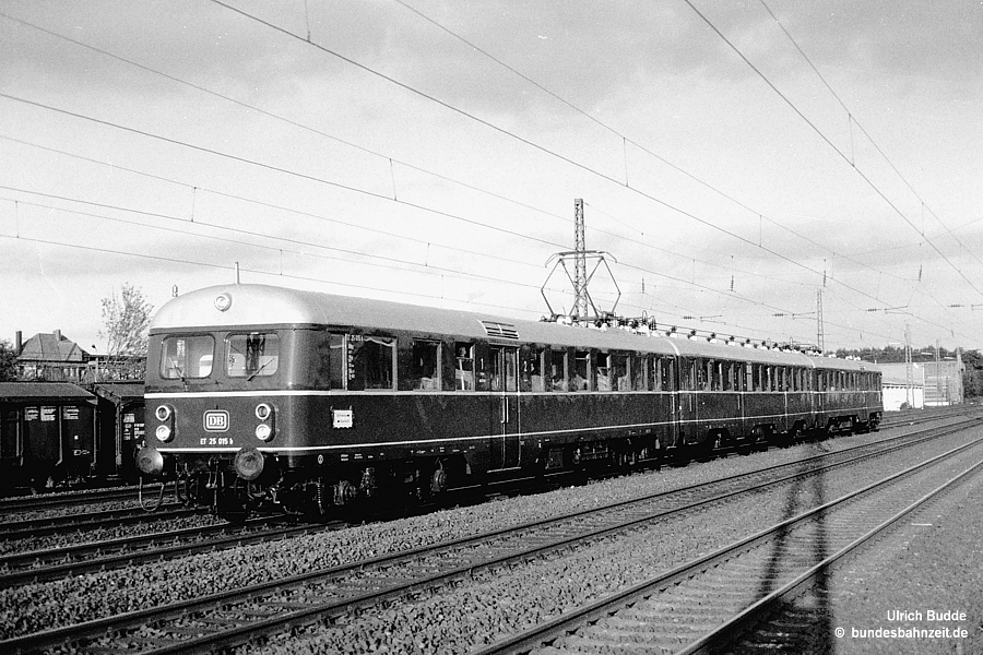 http://www.bundesbahnzeit.de/dso/Bochum 85, Jub Zuege/b27-ET25_015b.jpg